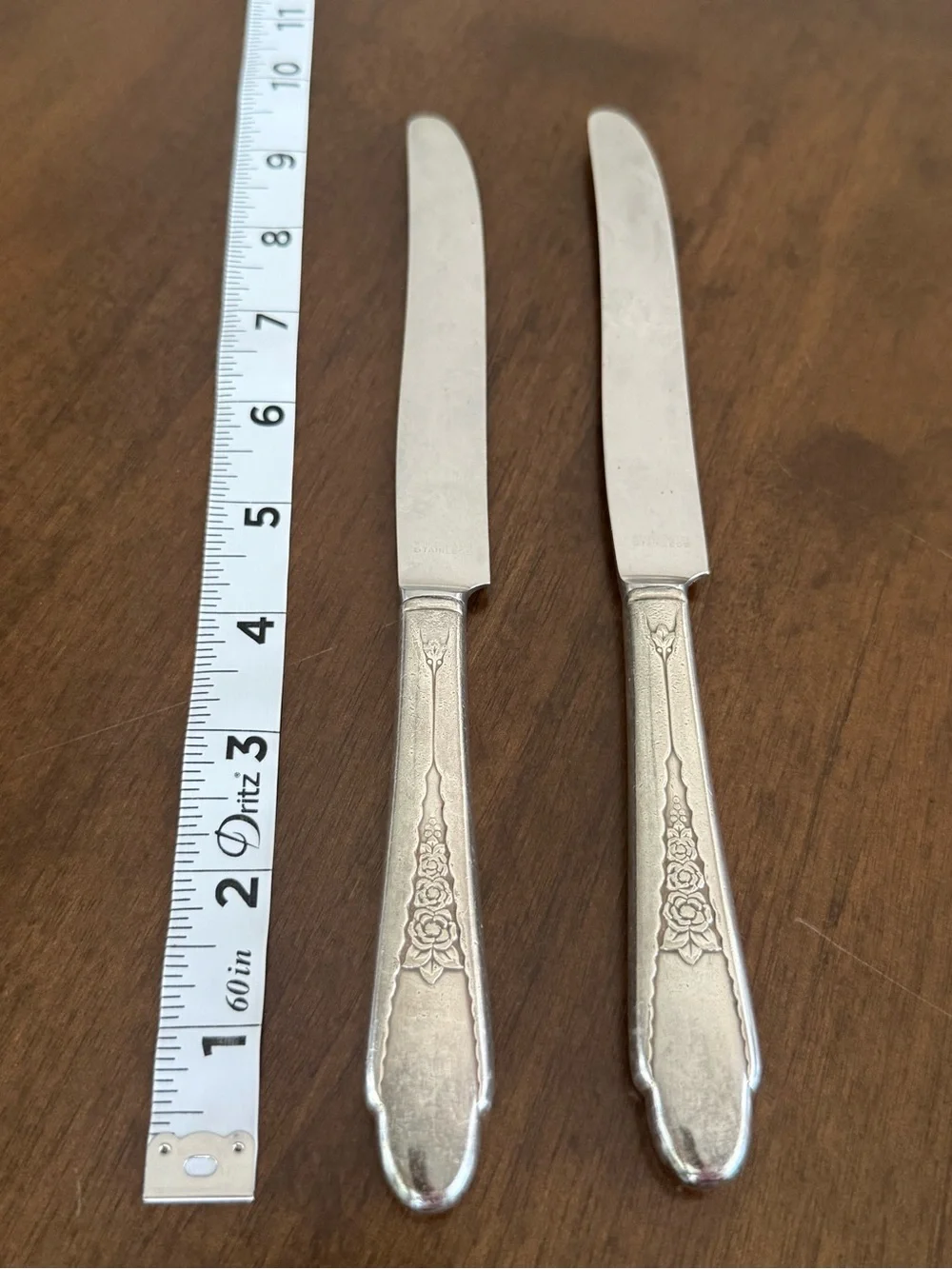 Vintage Wm Rogers & Son Set of 2 Silverplate Floral Dinner Knives Monogram M